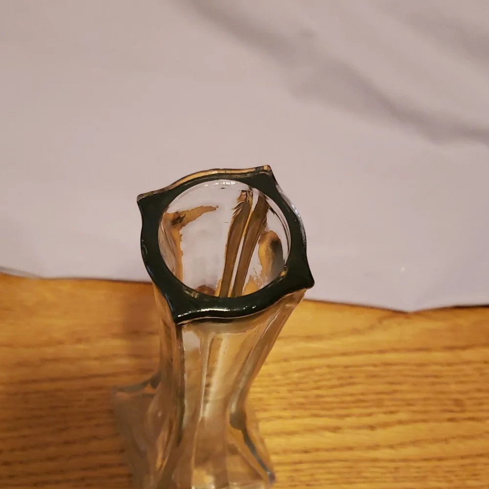 Glass corner edge vase